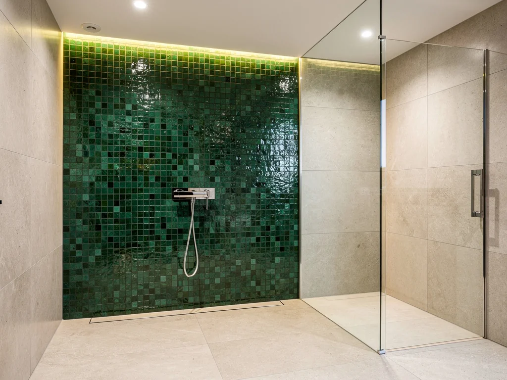 Douche avec mur en zellige vert et mitigeur thermostatique chromé